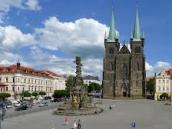 Po Resselově náměstí pobíhal za bílého dne chlapík s mečem