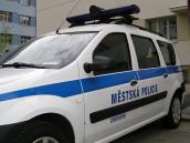 Na Tyršově náměstí se válela před domem spící opilá žena