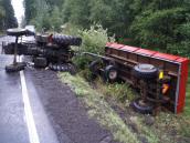 Za Hlinskem se převrátil traktor s valníkem, 70letý řidič vyvázl z nehody naštěstí bez zranění 