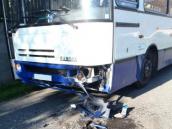 V Janovicích do sebe vrazily autobus s opelem, řidič osobáku to odnesl zraněním