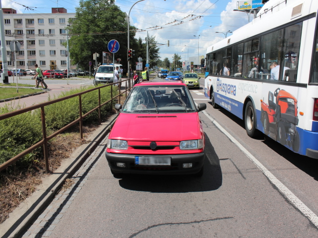 Policie hledá svědky dopravní nehody, při níž byl sražen chodec