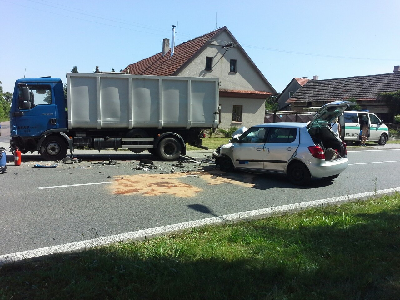 V Čankovicích bouralo osobní auto s nákladním, na místě zasahoval vrtulník
