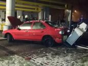 Řidič osobního auta se krátce před půlnocí trefil přímo do tankovacího stojanu benzinky