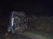 Za Chrastí havarovalo do příkopu auto, muže spěchajícího osádce na pomoc srazilo projíždějící auto