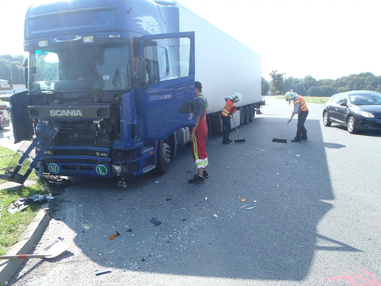 U Heřmanova Městce se opět bouralo, tentokrát šlo o srážku osobního auta s nákladním