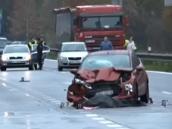 Řidiče smetlo auto, když se chystal označit místo dopravní nehody, náraz nepřežil