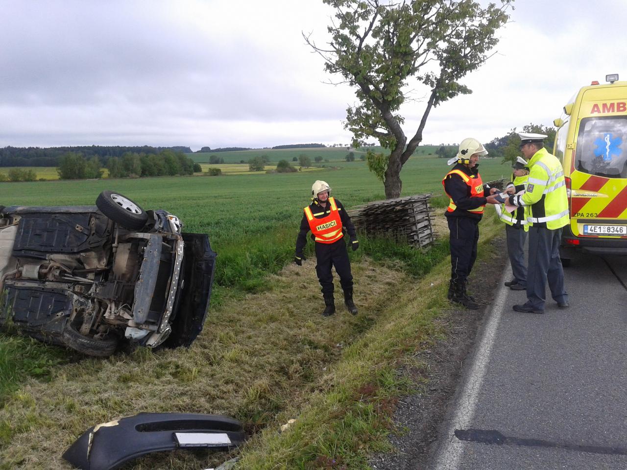 Havárie osobního auta u Otradova si vyžádala zranění jednoho dítě a dvou dospělých