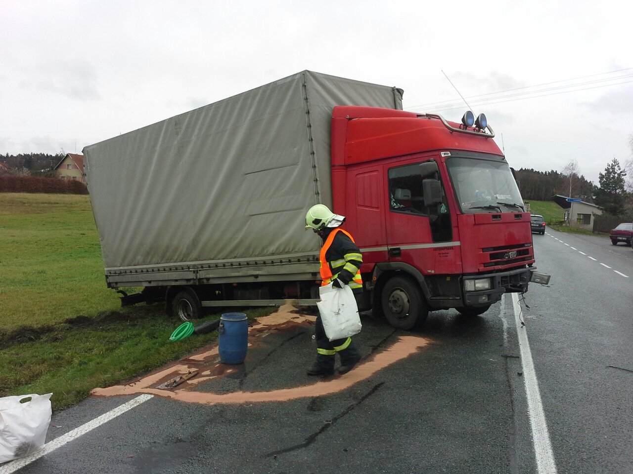 Hasiči zasahovali poblíž motorestu Skalka u nehody osobního auta s náklaďákem