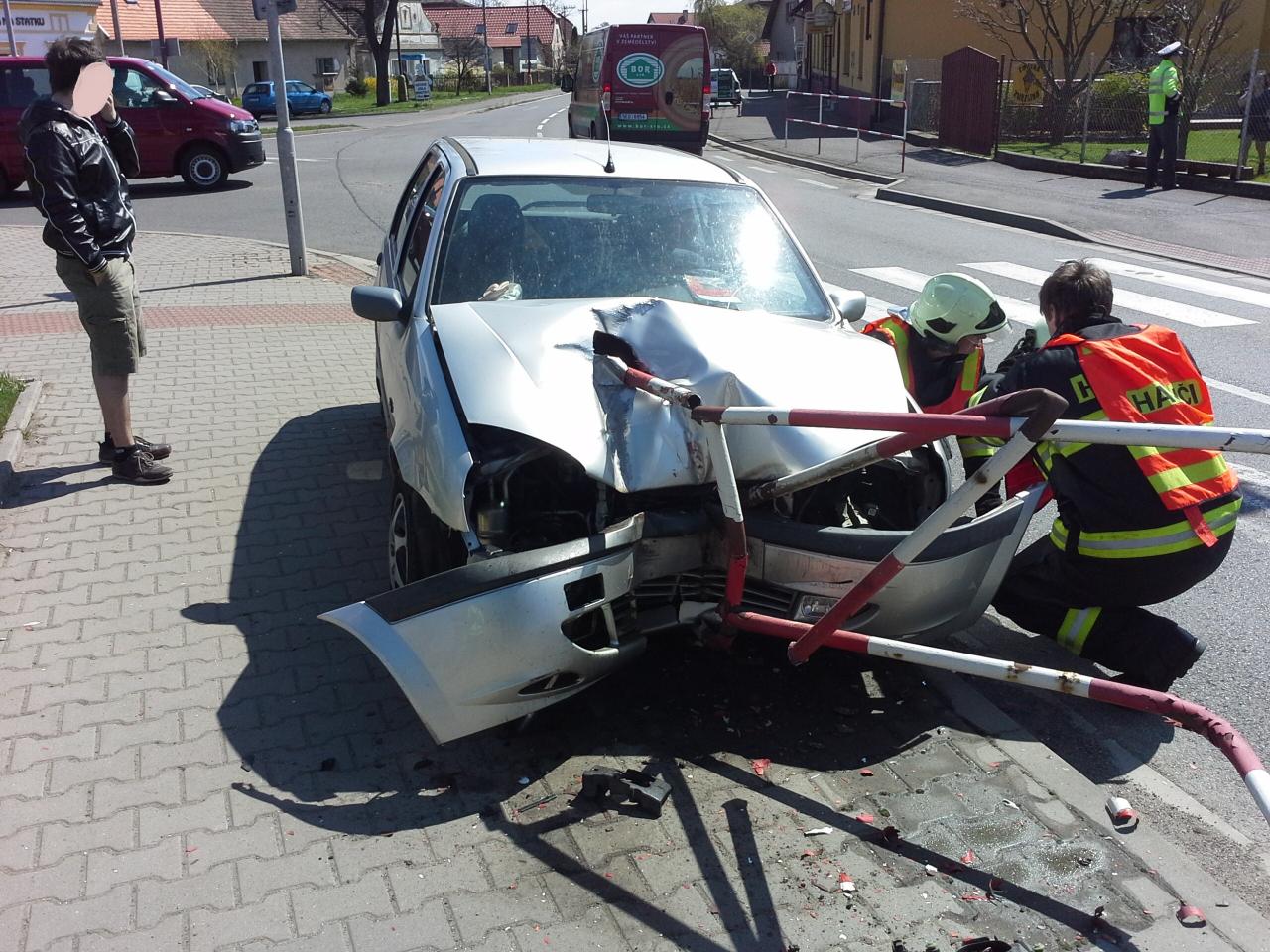 Řidič osobního auta to v Orli napálil do zábradlí, naštěstí se mu nic vážného nestalo