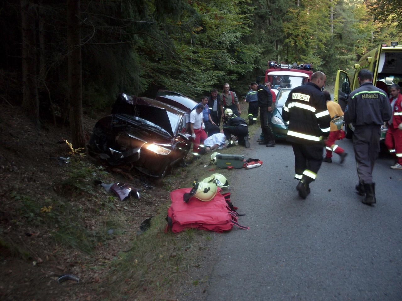 Nedaleko Zderaze u Proseče narazil řidič osobního auta do smrku a zranil se