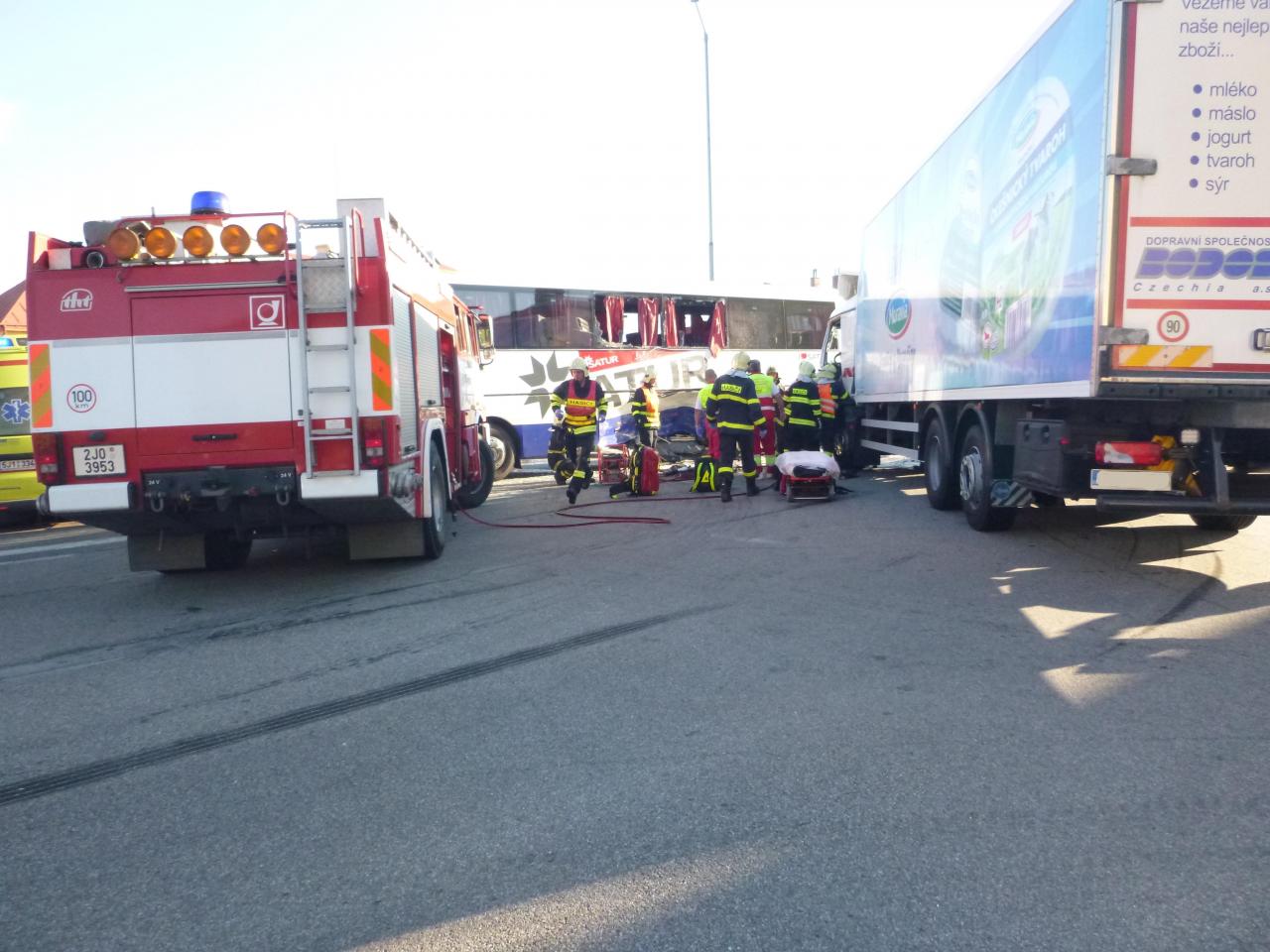 Ve Žďírci nad Doubravou do sebe napálily náklaďák s autobusem, na místo mířil vrtulník
