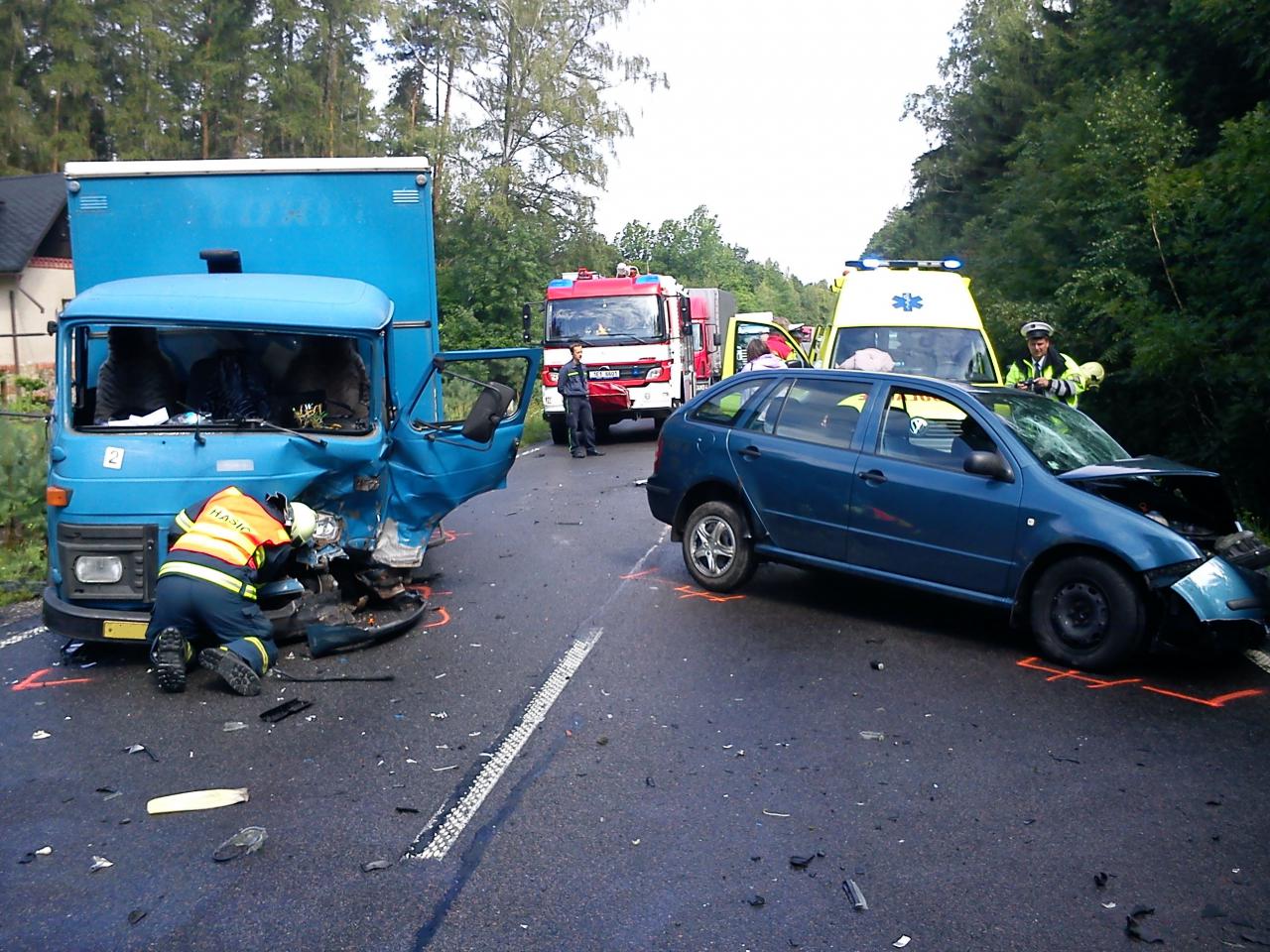 Nehoda nad Skalkou si vyžádala čtyři zraněné osoby, na kluzké vozovce zde do sebe narazily náklaďák s osobním autem 