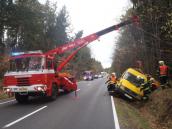 Auto zůstalo po karambolu u Vysonína v příkopu, vyprostit ho přijel jeřáb