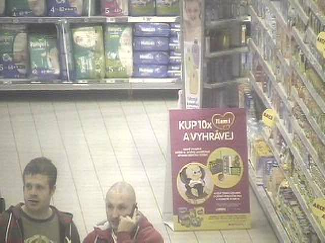 Zloděje zachytily kamery ve dvou nákupních střediscích. Poznáváte je? 