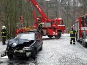 V Kočí hořela garáž s uskladněnými kanystry benzínu, v Podhradí u Třemošnice zase spadlo auto do potoka