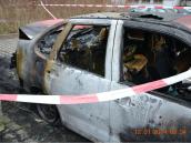 Plamenům podlehl na parkovišti u obchodního domu osobní automobil