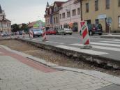 Přechod na Masarykově náměstí je uzavřen, protože ŘSD opravuje silnici, staveniště však zeje prázdnotou