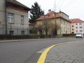 Odradí žluté čáry v Opletalově ulici neukázněné řidiče od stání v křižovatce? Míst k parkování je stále méně