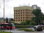 Kruhový objezd u hotelu Bohemia prochází pravidelnou údržbou, přerostlé keře teď přijdou ořezat