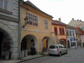 Majitelé domů s podloubím ve Štěpánkově ulici zaplatí na parkovném o polovinu méně i příští rok