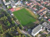 Nová tribuna u hřiště Za Vodojemem pojme až 600 diváků, postavena prý bude do konce příštího roku