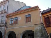 Agora se dočkala nové střechy, po zimě však budou práce v podkroví pokračovat