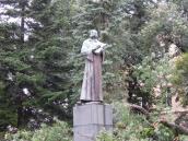 Stihne radnice do červnových oslav rekonstrukci parčíku v okolí sochy Mistra Jana Husa? Zbývá už jen pár dní