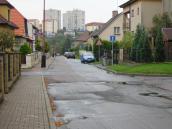 Slovenská ulice připomíná už hezkou řádku let tankodrom, přesto se letos opravy nedočká, prý až příští rok
