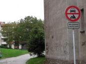 Bezohlední řidiči parkují vytrvale ve dvoře v Novoměstské ulici, přestože jim to zakazuje dopravní značka
