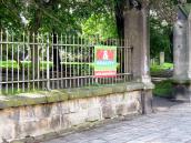 Černý výlep reklamních plakátů se opět objevil na plotě Michalského parku
