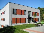 Výbojného muže, který tropil v Malecké ulici výtržnost, přijeli umravnit strážníci 