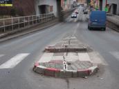 Chrudimská policie pátrá po řidiči, který v Čáslavské ulici „skolil“ dvě dopravní značky a ujel