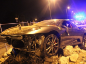 Policie pátrá po řidiči, který "zaparkoval" se svým ferrari na hromadě suti 