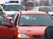 Řidič policejního terénního fordu se zezadu trefil do auta, které před ním stálo na červenou