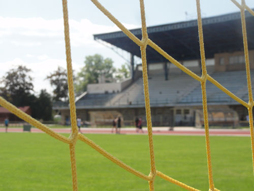 Městská rada slíbila klubu AFK LS takřka dva a půl milionu na další opravy tribuny letního stadionu V Průhonech