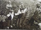 Vraždy, znásilnění, popravy. Fotografie Lukáše Houdka odkrývají pozapomenutá zvěrstva květnových dnů roku 1945