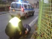 Strážníci zachraňovali ve Skutči zakrváceného muže, který ležel na silnici