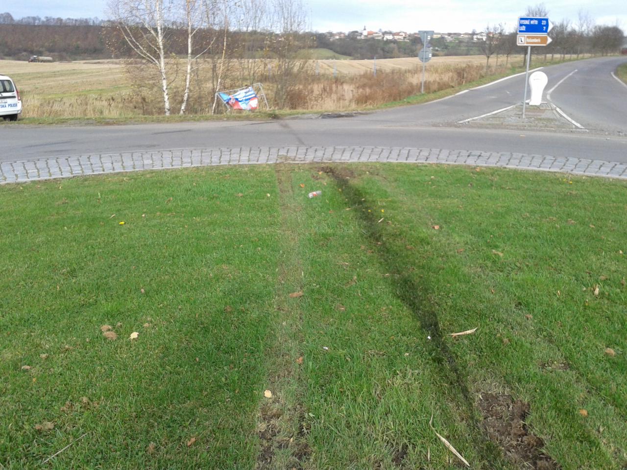 Řidič vzal "kruhák" ve Skutči napříč a narval to do zábradlí s předvolebním plakátem