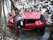 Auto skončilo v Leštince napasované v domě, další se utopilo v řece Novohradce