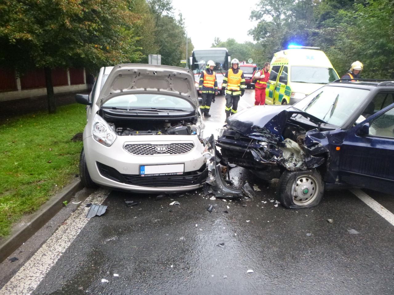 Hasiči zasahovali u havárie osobního auta v Chrasti a další nehody v Heřmanově Městci