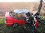 Auto začalo po nárazu do stromu hořet, řidiče odvezla se zraněním záchranka