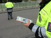 Opilec za volantem přejel v Hrochově Týnci policistům stopy vyznačené na silnici k vyšetřované nehodě