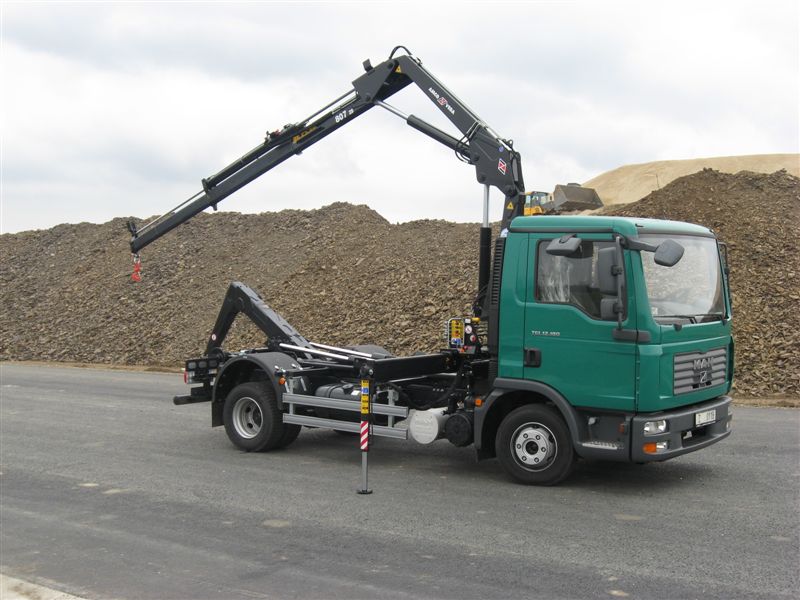 Sloup, o který v Hlinsku zavadila hydraulická ruka náklaďáku, se zlomil a spadl na projíždějící auta 