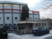 Nevzhledné budovy u vstupu do areálu letního stadionu V Průhonech čeká po tribuně také oprava