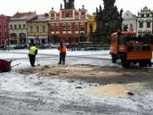 Vánoční strom z Resselova náměstí zmizel, stromky obyvatel budou tradičně svážet Technické služby Chrudim