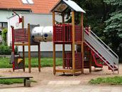 Dětské hřiště v Čáslavské ulici prý trpí nájezdy Romů