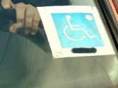 Ve Fibichovce parkovalo na místě vyhrazeném pro invalidu cizí auto, bylo ale rovněž určené k přepravě invalidy 