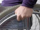 Bezmocná žena žádala kvůli havárii invalidního vozíku policii o pomoc