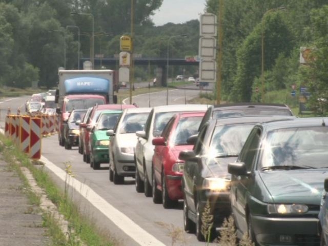 Řidičům začaly v Pardubicích pracovat nervy, město proto tlačí na silničáře, aby rekonstrukce urychlili 