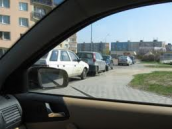 Auto v křižovatce ulic Strojařů a Na Rozhledně mělo bránit ve výjezdu od garáží 